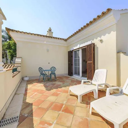 Villa Pinheiros Altos 44 *